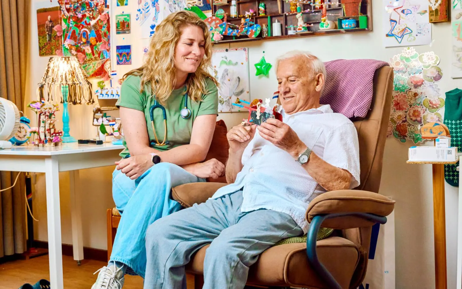 Zorgmedewerker van Amsta Amsterdam in gesprek met bewoner